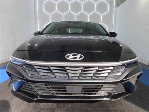 Black 2024 Hyundai ELANTRA SE