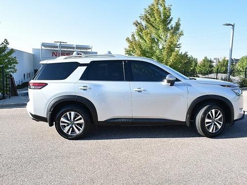 2024 Nissan Pathfinder SL