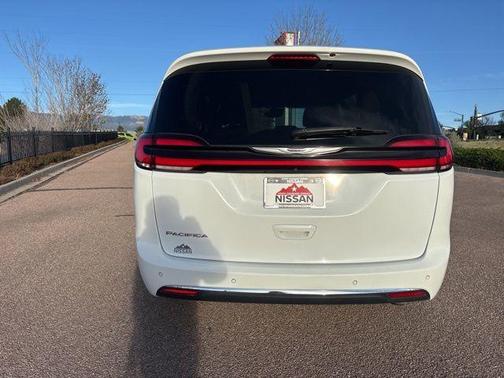 2022 Chrysler Pacifica Touring-L