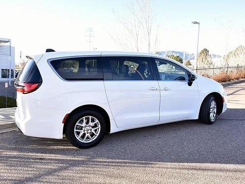 2024 Chrysler Pacifica Touring-L