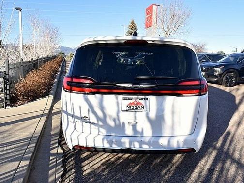 2024 Chrysler Pacifica Touring-L