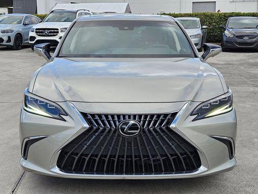 2023 Lexus ES 300h Ultra Luxury