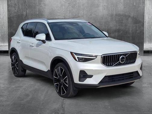 2024 Volvo XC40 B5 Ultimate Bright Theme