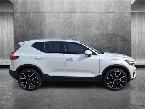 2024 Volvo XC40 B5 Ultimate Bright Theme
