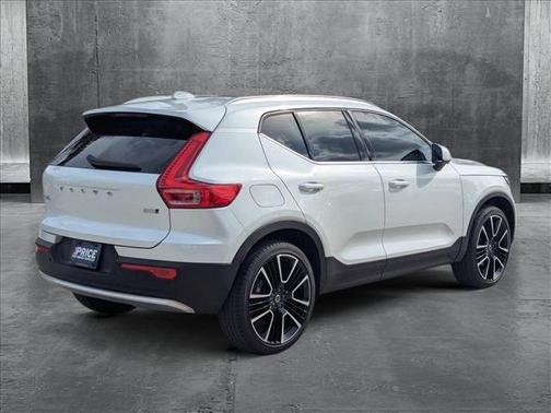2024 Volvo XC40 B5 Ultimate Bright Theme
