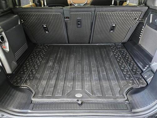 2025 Land Rover Defender 110 V8