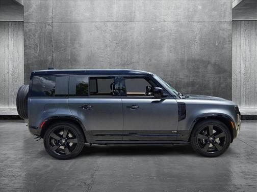 2025 Land Rover Defender 110 V8