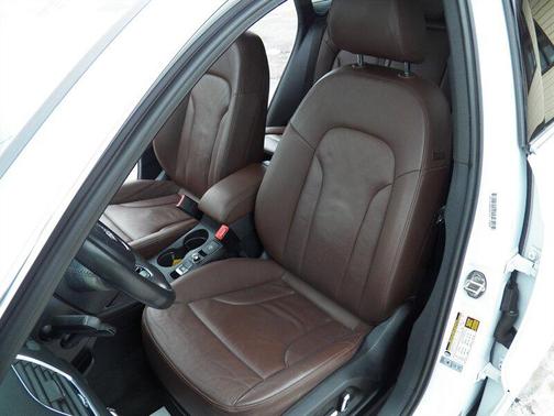 Cortina White 2018 Audi Q3 2.0T Premium Plus