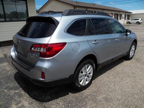 Ice Silver Metallic 2017 Subaru Outback 2.5i Premium