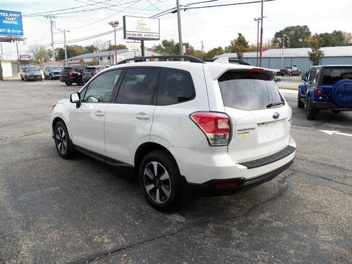 Crystal White Pearl 2017 Subaru Forester 2.5i Premium