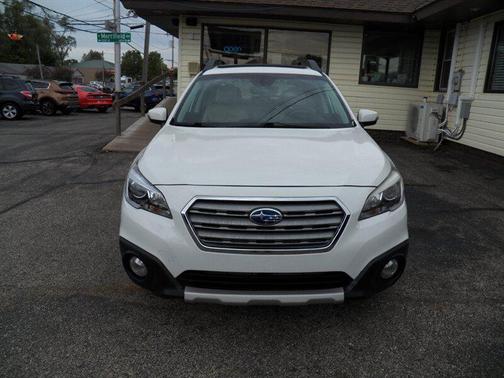 Crystal White Pearl 2017 Subaru Outback 3.6R Limited
