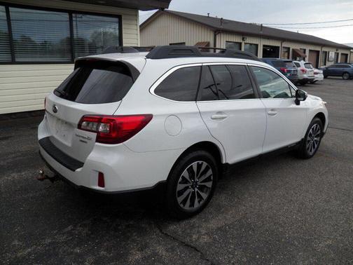 Crystal White Pearl 2017 Subaru Outback 3.6R Limited