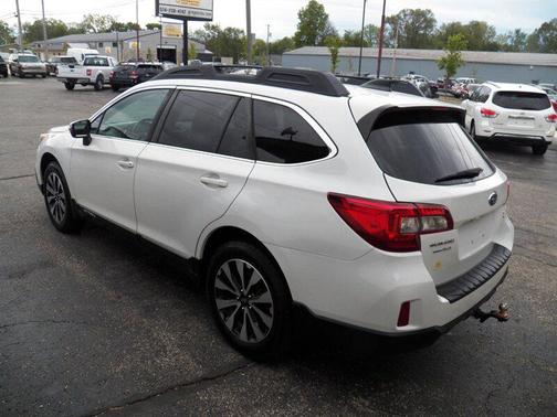 Crystal White Pearl 2017 Subaru Outback 3.6R Limited