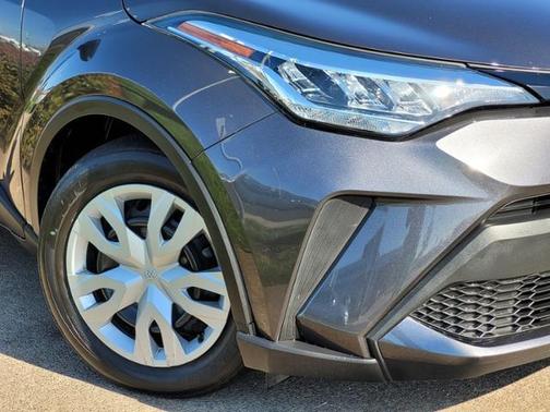 Photo 3 of 45 of 2020 Toyota C-HR LE
