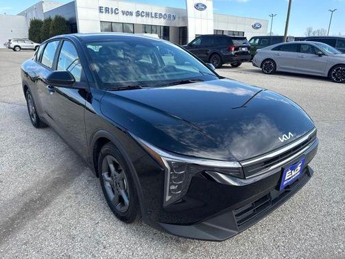 Aurora Black Pearl 2025 Kia K4 LXS