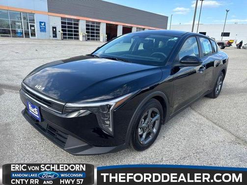 Aurora Black Pearl 2025 Kia K4 LXS