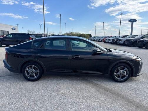Aurora Black Pearl 2025 Kia K4 LXS