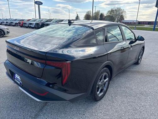 Aurora Black Pearl 2025 Kia K4 LXS