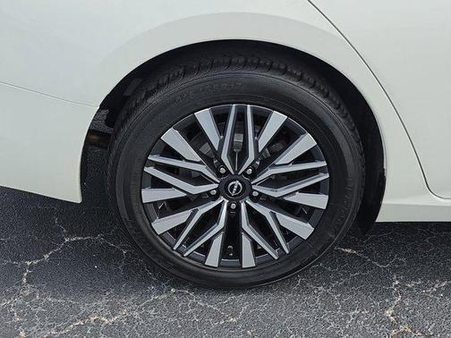 Pearl White Tricoat 2024 Nissan Altima 2.5 SV