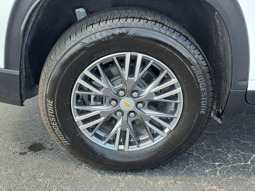 Summit White 2025 Chevrolet Traverse LT