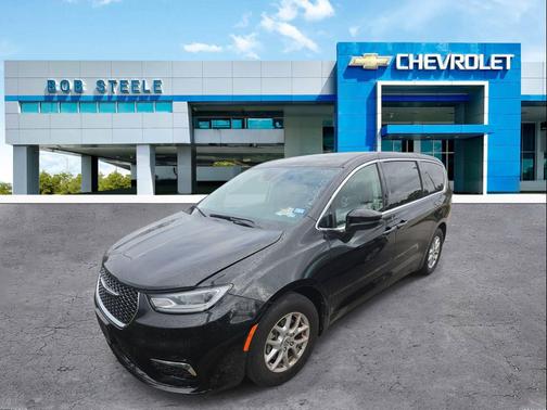 Brilliant Black Crystal Pearlcoat 2023 Chrysler Pacifica Touring L