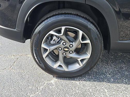 Mosaic Black Metallic 2025 Chevrolet Trax LT