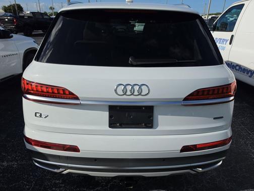 Glacier White Metallic 2023 Audi Q7 45 Premium