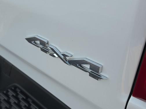 Ivory White Tri-Coat Pearlcoat 2025 RAM 1500 Laramie