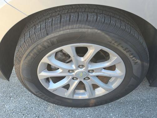 Silver Ice Metallic 2019 Chevrolet Equinox 1LT
