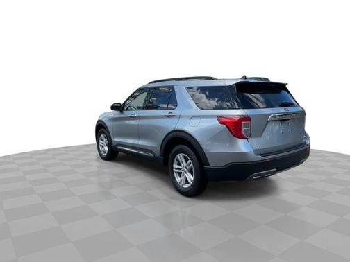 ICONIC SILVER METALLIC 2023 Ford Explorer XLT