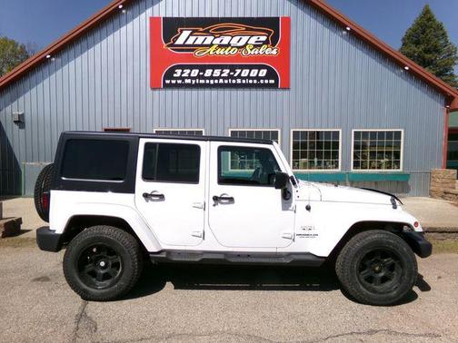 Bright White Clearcoat 2016 Jeep Wrangler Unlimited Sahara