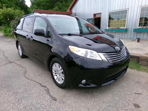 Midnight Black Metallic 2017 Toyota Sienna XLE