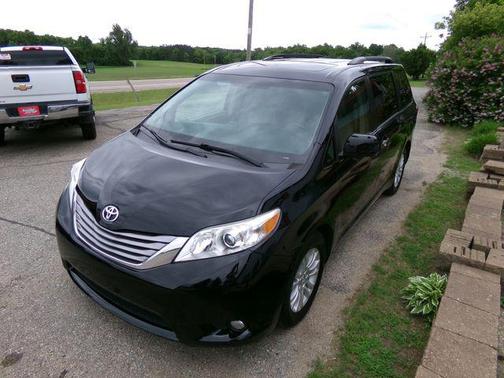 Midnight Black Metallic 2017 Toyota Sienna XLE
