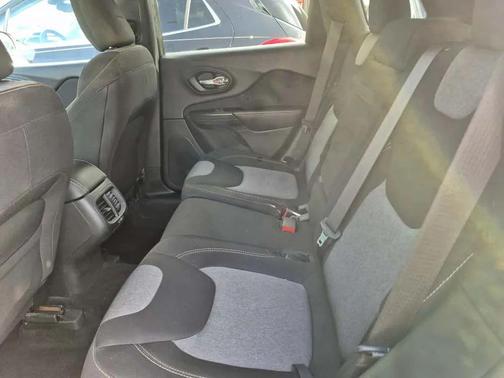 2017 Jeep Cherokee Sport