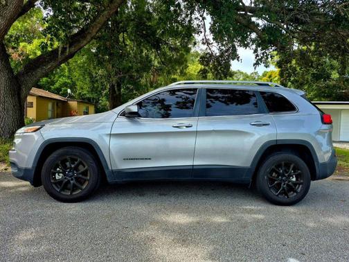 2016 Jeep Cherokee Sport