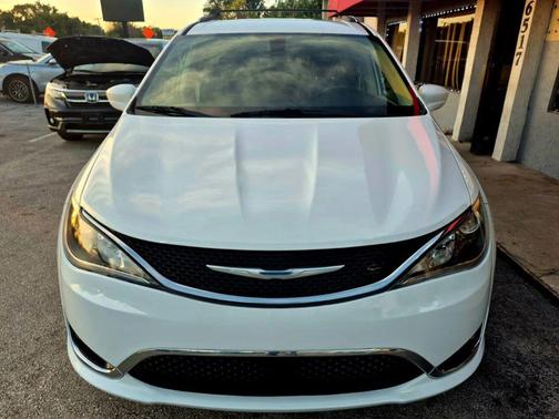 2017 Chrysler Pacifica Touring-L