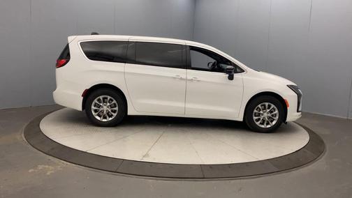 Bright White Clearcoat 2027 Chrysler Pacifica SELECT