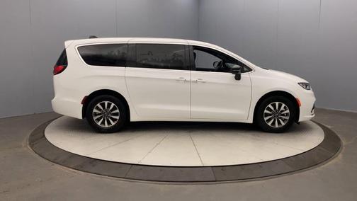 2025 Chrysler Pacifica Hybrid Select