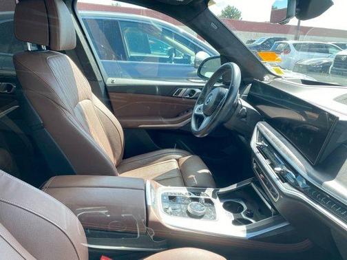 Carbon Black Metallic 2024 BMW X7 xDrive40i
