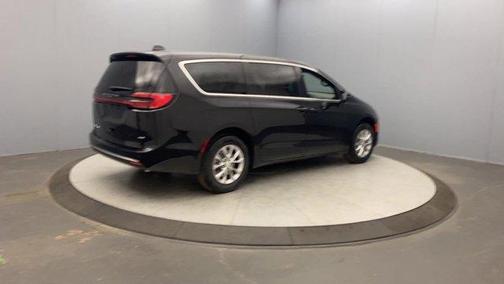 Diamond Black 2027 Chrysler Pacifica SELECT