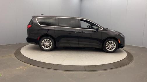 Diamond Black 2027 Chrysler Pacifica SELECT