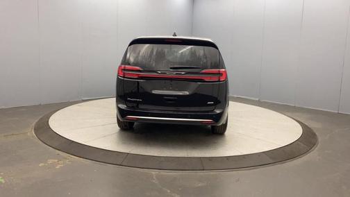 Diamond Black 2027 Chrysler Pacifica SELECT