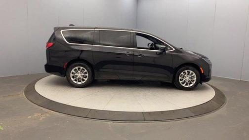 Diamond Black 2027 Chrysler Pacifica SELECT