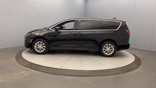 Diamond Black 2027 Chrysler Pacifica SELECT