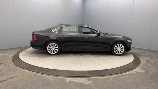 2018 Volvo S90 T6 Momentum