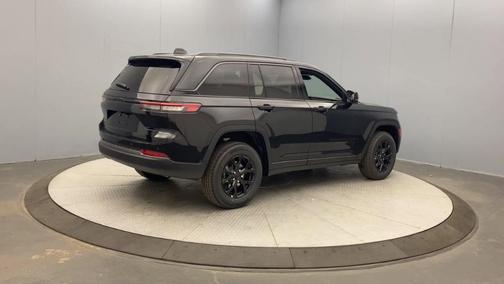 Diamond Black 2026 Jeep Grand Cherokee Laredo