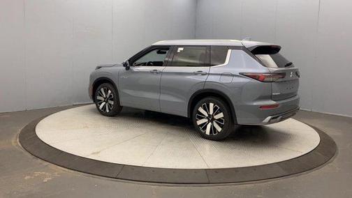 Moonstone Gray Metallic 2026 Mitsubishi Outlander SEL
