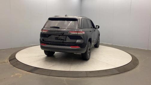Diamond Black 2026 Jeep Grand Cherokee Laredo