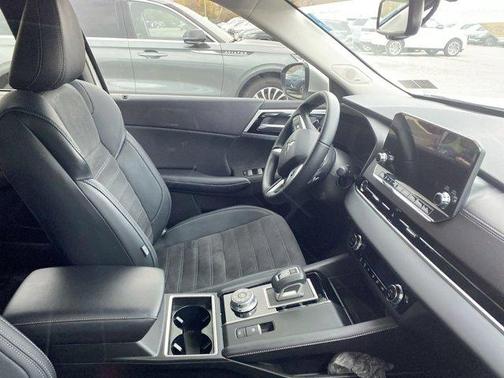 2023 Mitsubishi Outlander SE