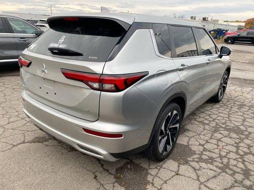 2023 Mitsubishi Outlander SE